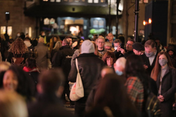 Londra affollata per lo shopping natalizio prima del nuovo lockdown