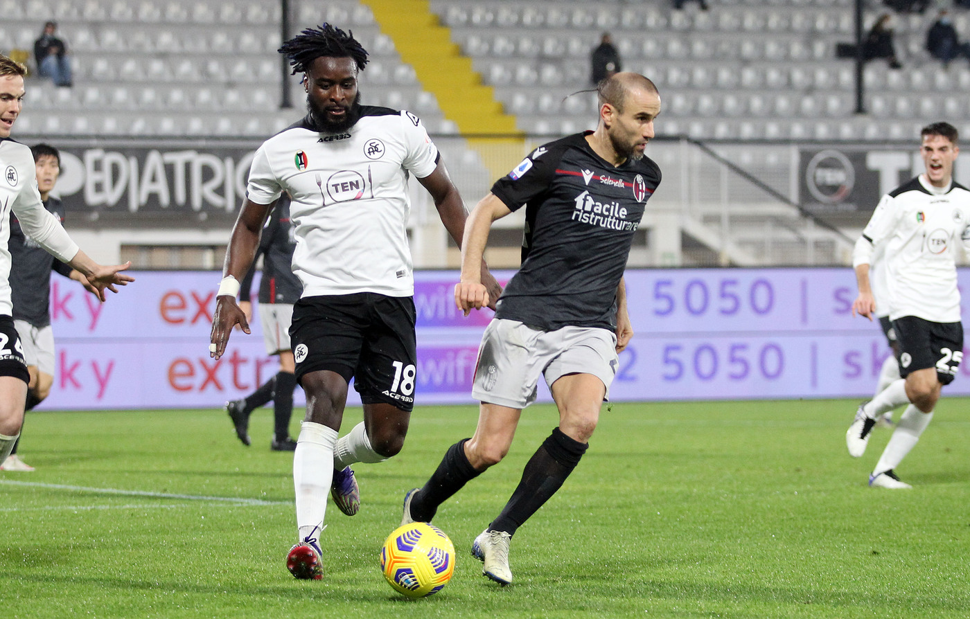 Serie A, lo Spezia scappa con Nzola: rimonta del Bologna con Dominguez e Barrow