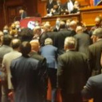 Caos in Senato per fiducia su dl immigrazione: stop ai lavori