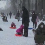 Tempesta di neve a New York: i bambini giocano sulla neve