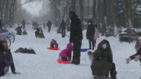 Tempesta di neve a New York: i bambini giocano sulla neve