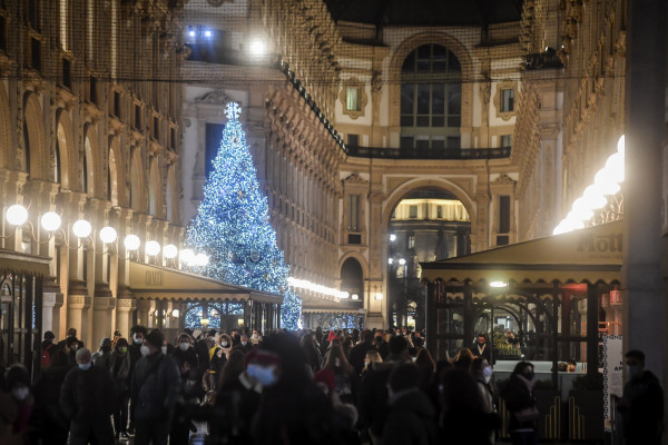 Milano, vetrine dei negozi e luminarie natalizie nel centro città