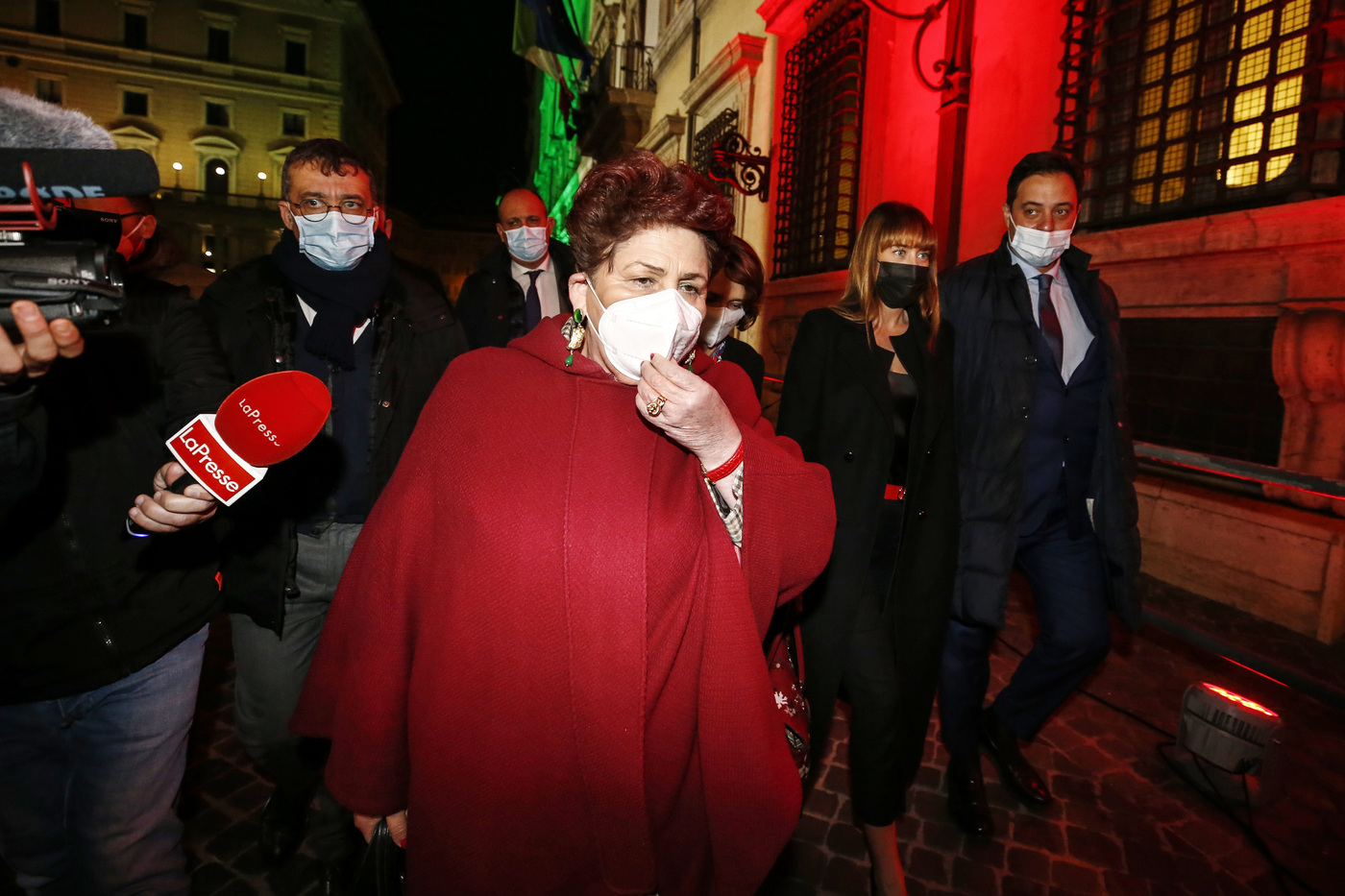 Renzi-Conte, primo round lampo. Premier pronto a dialogo. Italia Viva: rifletta e ci risponda