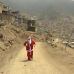 Perù, Babbo Natale a Lima per consegnare libri ai bambini