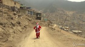 Perù, Babbo Natale a Lima per consegnare libri ai bambini