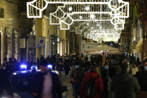 Gente in centro a Roma durante le feste di Natale