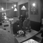 Milano, truffa del ‘black money scam’ a un ristoratore: due denunce