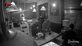 Milano, truffa del ‘black money scam’ a un ristoratore: due denunce