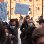 Carcere di Poggioreale, manifestazione a sostegno dei detenuti: “Garantire dignità”