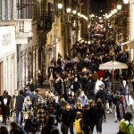 Folla in centro per l’ultimo shopping di Natale. Esodo in treno e auto