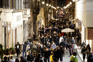 Assembramenti in centro, disposta dalle autorità una chiusura e controllo delle vie dello shopping