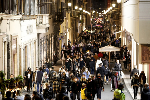 Assembramenti in centro, disposta dalle autorità una chiusura e controllo delle vie dello shopping