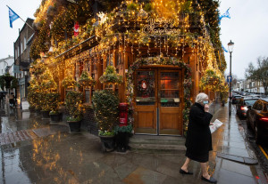 Le splendide decorazioni natalizie del Churchill Arms Pub di Londra