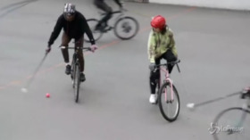Ucraina, si gioca a bike polo nelle strade di Kiev