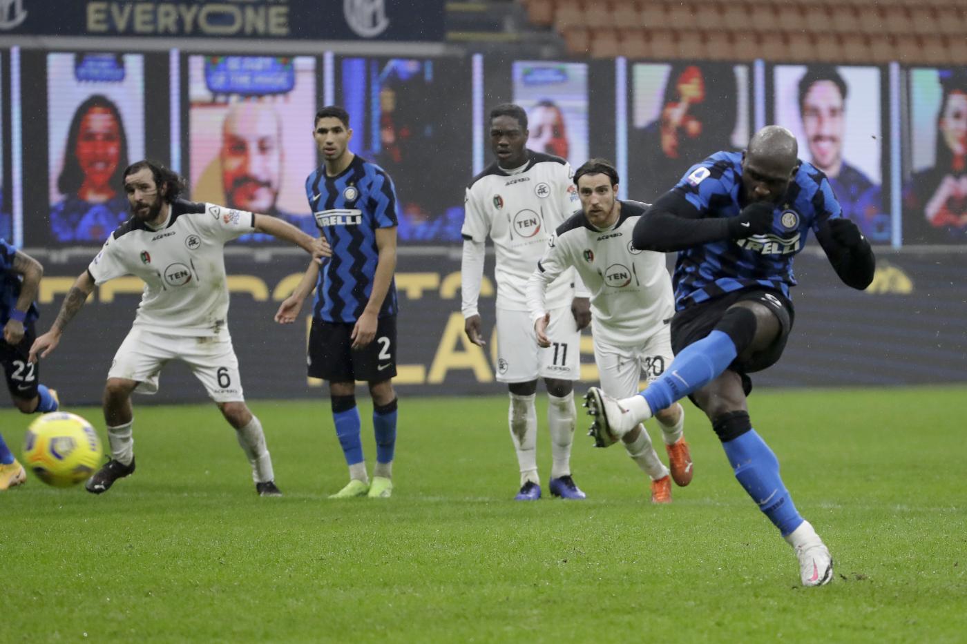 L’Inter piega lo Spezia e tiene il passo del Milan L’Inter piega lo Spezia e tiene il passo del Milan