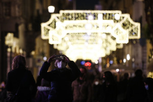 Gente in centro a Roma durante le feste di Natale