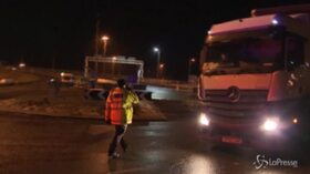 Nuova variante covid: Francia vieta tutti gli arrivi da Gb compresi tir, caos alle frontiere