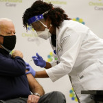 Biden si vaccina in diretta tv. Congresso Usa trova accordo per aiuti Covid