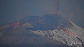 Eruzione dell’Etna nella notte, le immagini della lava sul cratere innevato
