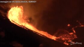 Hawaii, il vulcano Kilauea in eruzione: vapore e cenere nell’aria