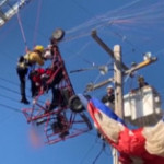 California, vigili del fuoco salvano Babbo Natale dai cavi elettrici