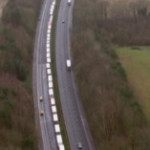 Variante inglese Covid, lunga coda di camion nel Regno Unito