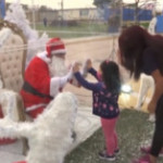 Lima, Babbo Natale saluta i bambini da una bolla di plastica
