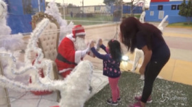 Lima, Babbo Natale saluta i bambini da una bolla di plastica
