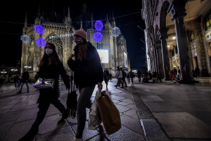 Milano, vetrine dei negozi e luminarie natalizie nel centro città