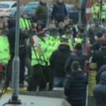 Dover, la rabbia di passeggeri e camionisti in coda: tensione con la polizia