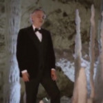 Andrea Bocelli nelle grotte di Frasassi incanta con “Silent Night” a cappella