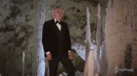 Andrea Bocelli nelle grotte di Frasassi incanta con “Silent Night” a cappella