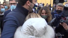 Roma, Salvini e Meloni si abbracciano: “Più vogliono farci litigare, più ci vogliamo bene”