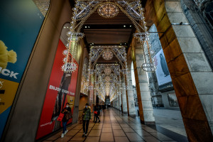 Coronavirus, vetrine dei negozi e luminarie natalizie nel centro di Milano durante la pandemia