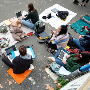 Roma, studenti manifestano davanti alla scuola elementare Giuseppe Parini per scuola in presenza