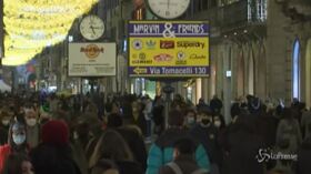 L’Italia da oggi è in lockdown: ieri l’ultimo shopping di Natale in via del Corso
