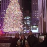 New York, tutti in fila per vedere l’albero di Natale: distanziamento sociale e mascherine