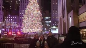 New York, tutti in fila per vedere l’albero di Natale: distanziamento sociale e mascherine