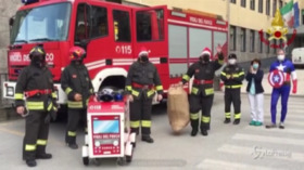 Cuneo, i vigili del fuoco vestiti da Babbo Natale portano i regali ai pazienti pediatrici
