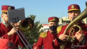 Grecia, ad Atene orchestra gira per la città suonando le canzoni di Natale