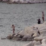 Napoli: vigilia di Natale in zona rossa ma c’è chi non rinuncia a un tuffo all’ombra del Vesuvio