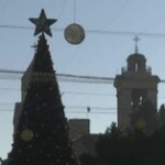 Betlemme, l’albero e il presepe nella città semideserta