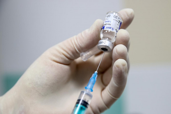 Un operatore sanitario riceve la vaccinazione Covid-19 a Kazan in Russia