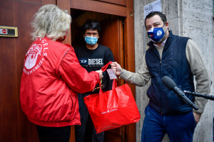 Matteo Salvini consegna pacchi alimentari a famiglie bisognose con i City Angels