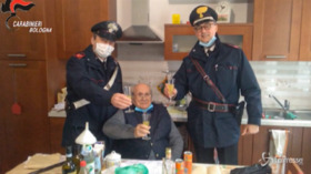 Bologna, 94enne chiama i carabinieri per brindare al Natale: “Sono solo”