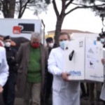 Vaccini, lo spostamento dal camion al frigorifero dello Spallanzani