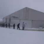 Bosnia, migranti al gelo sotto la neve al confine con la Croazia