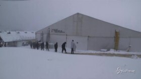 Bosnia, migranti al gelo sotto la neve al confine con la Croazia