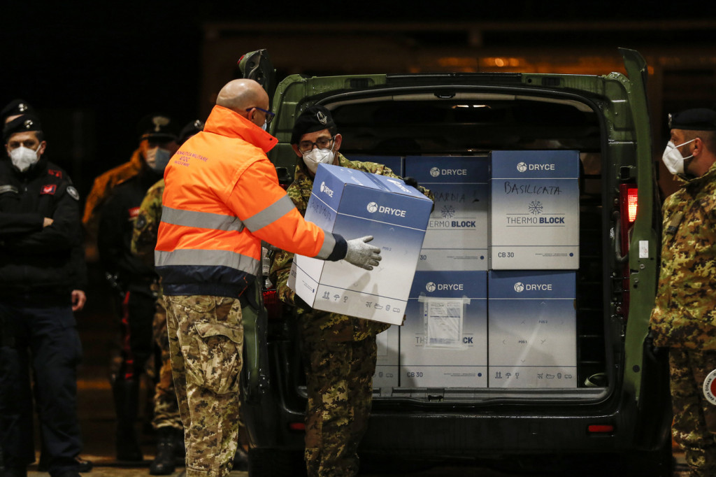 Galleria foto 'Vaccine day, in tutta Italia inoculate le prime dosi | FOTOGALLERY' - foto 2