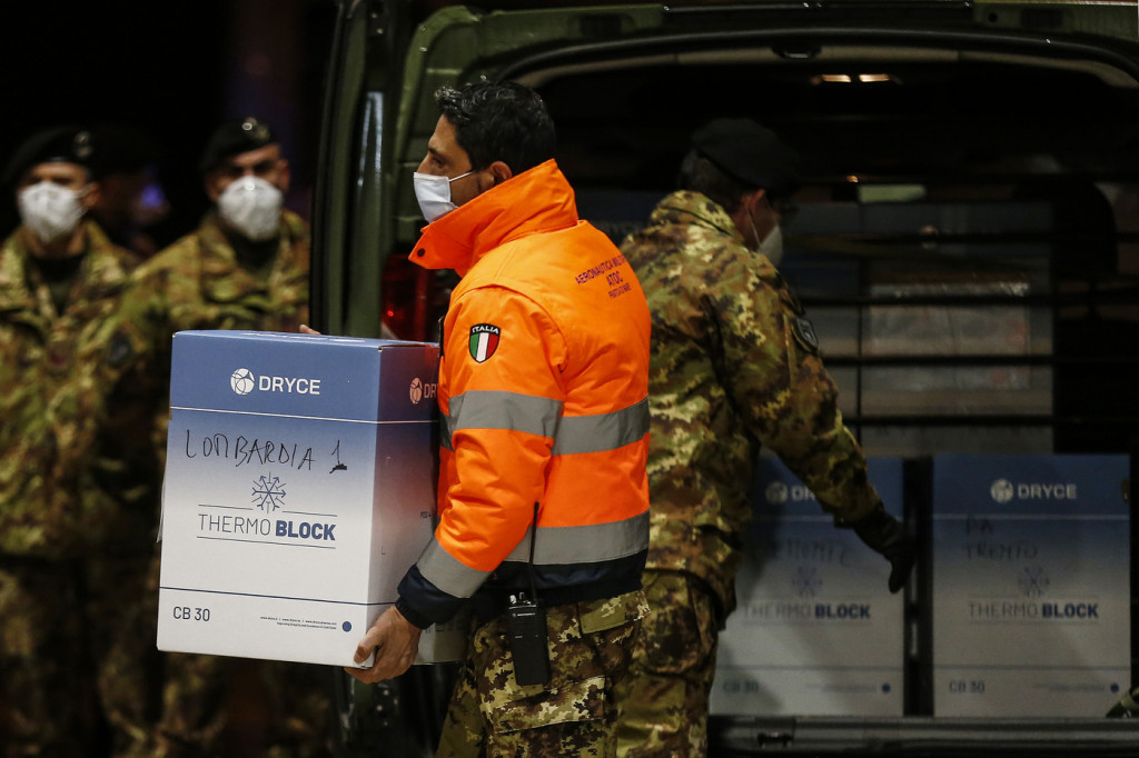 Galleria foto 'Vaccine day, in tutta Italia inoculate le prime dosi | FOTOGALLERY' - foto 3